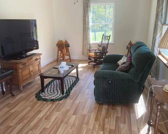 \'The Paddock\' private retreat with horse boarding in Shenandoah - Strasburg - Living room