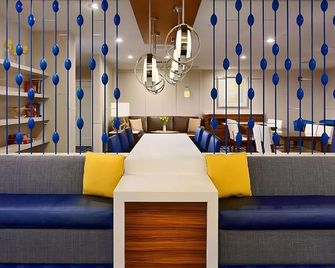 Home Away from Home! Budget-friendly Accommodation! Pets Allowed, Pool, Parking - Schaumburg - Lounge