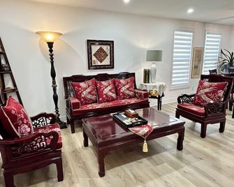 C&J Cozy House near Niagara Falls. 15mins Walking (Strictly No Party) - Niagara Falls - Living room