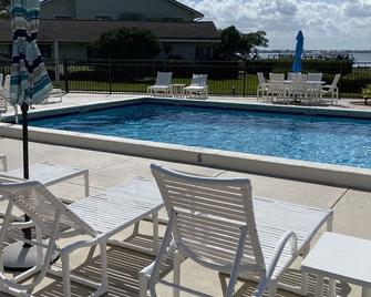 Water view, walk to private Beach on South Hutchinson Island! Pickle ball too! - Stuart - Pool