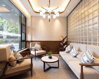Nostalgia S Hotel Near Hangzhou Hefang Street- West Lake scenic area, Lingyin Temple, Leifeng Tower,, Free night snack, Free laundry, English communication well, Free travel advice - Hangzhou - Lounge