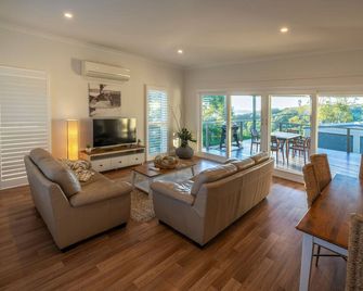 Baileys Cottage - Adamstown - Living room