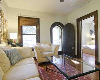 Modern dog-friendly Austin home super close to downtown with patio, W/D, kitchen - Austin - Sala de estar