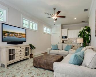 The Beauclair 3 min walk to Downtown Mt. Dora!! - Mount Dora - Living room