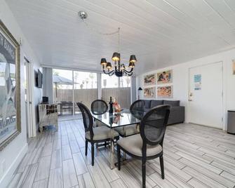 Mid-Century Modern Gem with a BBQ Patio - Palm Springs - Dining room