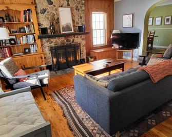 Eco-friendly riverfront home. Close to Ann Arbor and on the Huron River! - Dexter - Living room