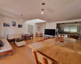 Family country house, spacious, cozy suite; for 14 people. - Paine - Comedor