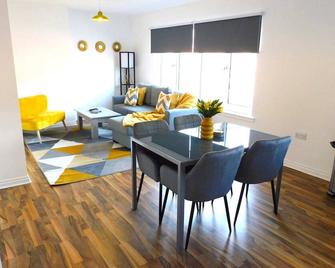 Newly refurbished 2 bedroom apartment close to station and local amenities - Hamilton - Dining room