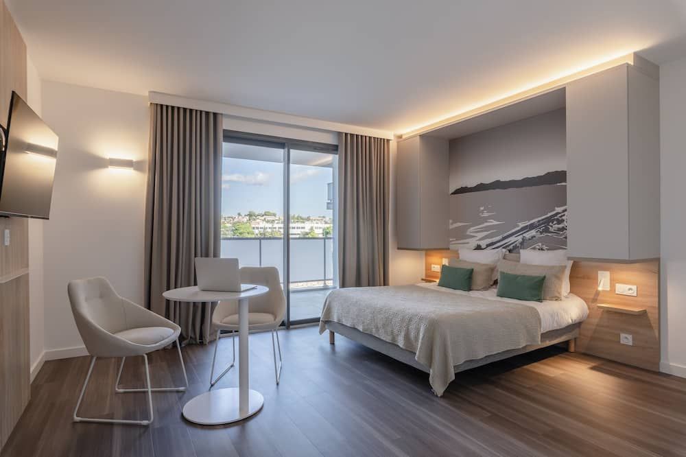 لاجرانج أبارت وتل ليه جاردين دوليمبي - انتيب - غرفة نوم