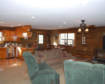 Anna Valley Farm Log Home--1/2 hr to UVA, close to Wineries, fiber internet! - Louisa - Sala de estar