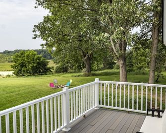 Beautiful Private Updated Farmhouse - Howell - Balkon