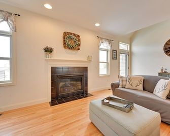 Bright Condo w/ Community Perks: Near Ski Quechee! - Quechee - Obývací pokoj