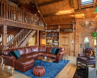 Rustic Log Cabin In The Poconos: Hot Tub, Fire Pit, Pool Table, Ping Pong Table! - Mt Pocono - Living room