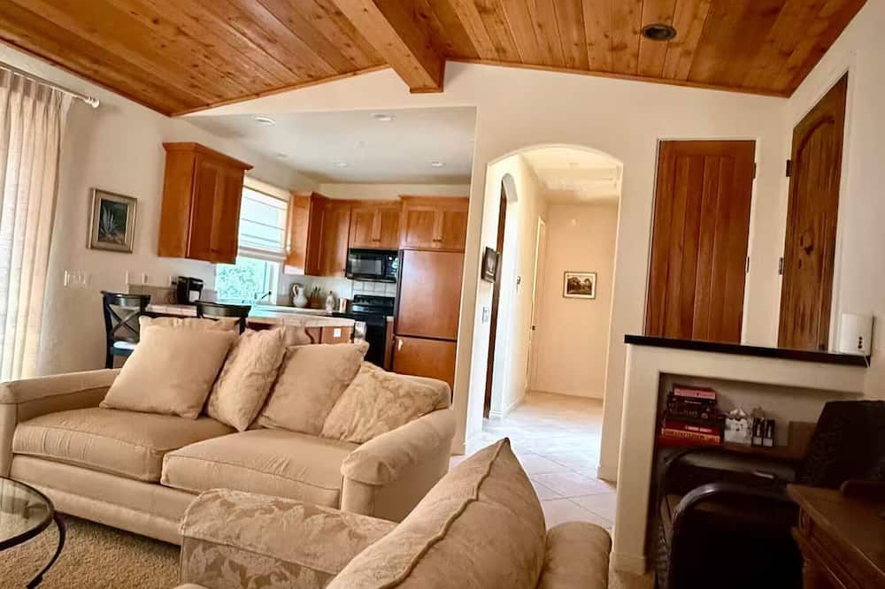 Sierra Roble Cottage
