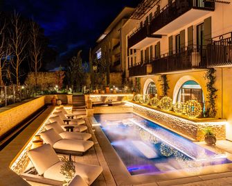 L'Isle de Leos Hotel & Spa - MGallery Collection - Л'Іль-сюр-ла-Сорг - Басейн