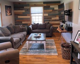 Spacious 2 Bedroom House in the Heart of Kimberly - Kimberly - Living room