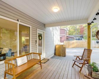 Luxe Mountain Home Near Ridgecrest and Asheville! - Black Mountain - Patio
