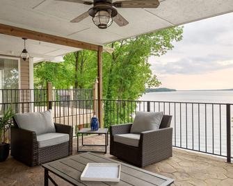 Water Retreat , Robert Trent Jones , Wilson Lake view - Muscle Shoals - Balcony