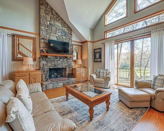 Less Than 1 Mi to Marina Ford Mountain Retreat with Deck - Lake Toxaway - Sala de estar