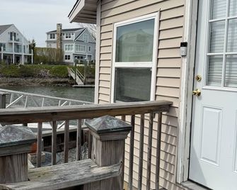 Waterfront 1-bedroom cottage with dock in charming Fairfield - Fairfield - Balcón