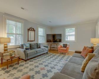 Figuers Bungalow 2 bd 1 bath central location - Franklin - Living room