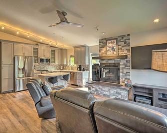 Modern Ketchum Condo Walk to Dtwn and Ski Lift - Ketchum - Living room