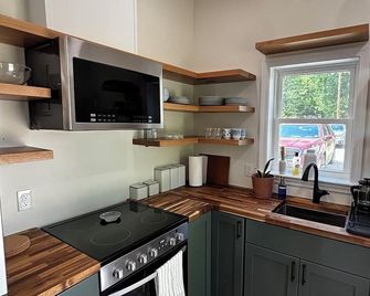 Charming Cottage Steps From Bates College. Your Peaceful Retreat Is Waiting! - Lewiston - Kuchyň