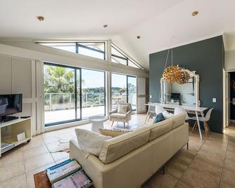 Villa Blanca in Palm Beach - Surfdale - Living room