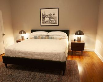 Greyhound Inn - Classic King Suite - Tyler