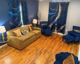 Quiet Suburban home 3BR 2baths Sleeps 10! - Nashville - Sala de estar