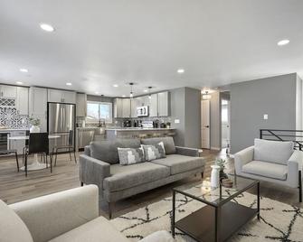 Serene 4-Bedroom Getaway in Arvada! Pet-friendly! - Arvada - Living room