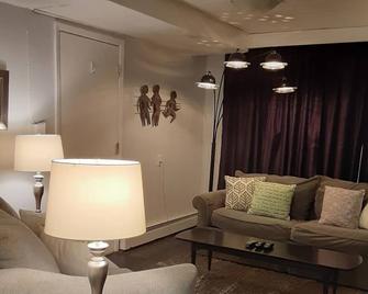 New Listing -Lovely Hideaway; King Bed; Private Entrance - Anchorage - Sala de estar