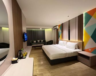 Alexander Hotel Tegal - Tegal - Habitación