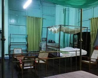 Breeze Guest House - Mawlamyine - Camera da letto