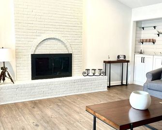 Experience Ocean Springs charm near Hard Rock Casino and Wonderful Locations - St Martin - Living room