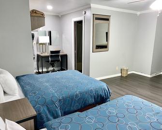 Budget Host Inn - Vernon - Bedroom