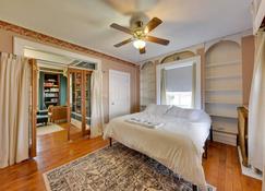 Lake Michigan Vacation Rental with Private Beach! - Racine - Bedroom