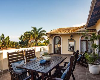 La Loggia Bed and Breakfast - אמהלאנגה - מרפסת