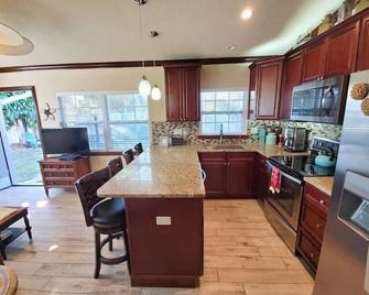 Hawaiian Cottage - Heated Pool Walk to the Beach - Cocoa Beach - Cuisine