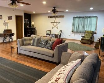 Prestige House Is Your Mountain Home Away From Home! - Jones Mills - Sala de estar