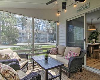 1 Mi to Beach and Boardwalk Family Townhome - Bethany Beach - Living room