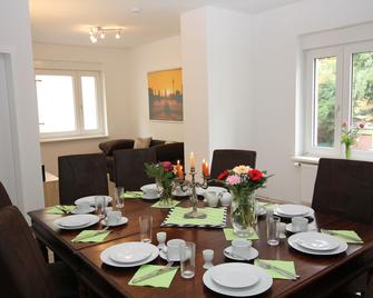 4 rooms, up to 12 persons, luxurious furnishings, \'gentian\' - Berlin - Essbereich