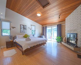 Family/Pet-Friendly Waterfront Home with Beach Access, Fire Pit - Sechelt - Bedroom
