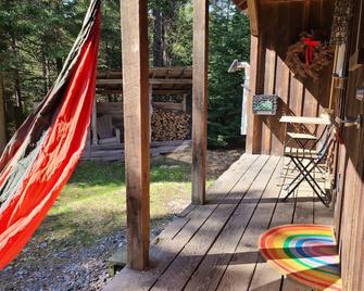 Cabin 7min to Ski Stratton-Wood Stove,Starry Skies,Fire Pit,Views,Dogs OK - Jamaica - Patio