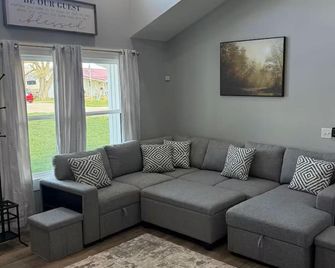 Fishing & Hunting Retreat, 1 Mile to Rocky Fork Lake, 3-bedroom farmhouse - Hillsboro - Sala de estar