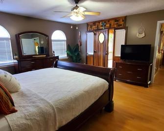Escape City Life at this Exceptional Cabin Retreat with River Views. - Lucedale - Habitación