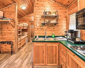 Family-Friendly Cabin about 5 Mi to Dtwn New Bern - New Bern - Kitchen