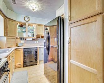 Peaceful Home Near Youngstown Fenced Backyard! - Niles - Kitchen