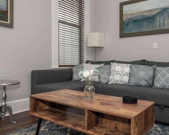 Heart of Mainstrasse 2 - Covington - Living room