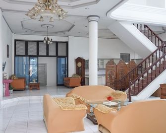 Dancenter Amra Hotel - 巴東 - 大廳